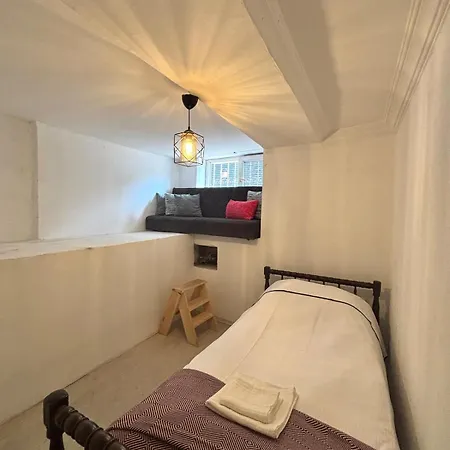 Pink House - Location By Seashore, Fiber Internet *