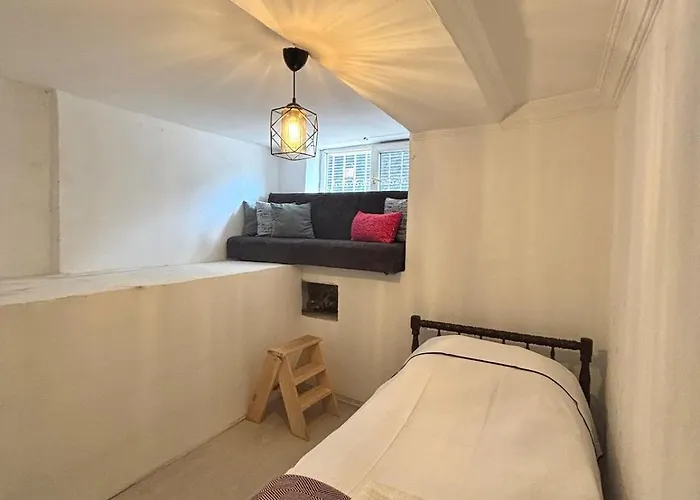 Pink House - Location By Seashore, Fiber Internet *